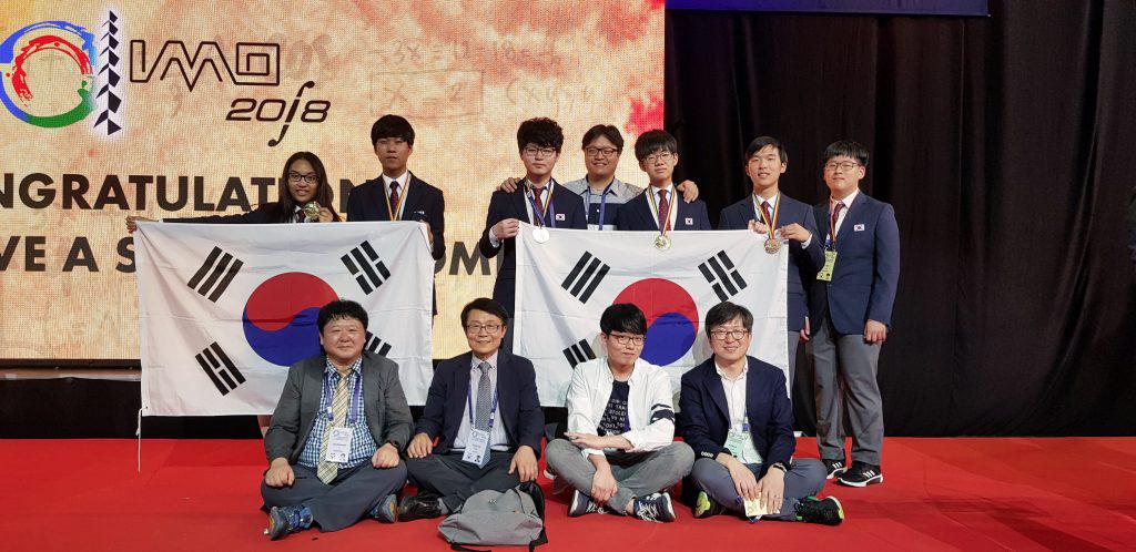 시상식 끝난 후 찍은 단체사진. 뒷쪽 왼쪽부터 김다인, 조영준, 이송운, 최수영, 송승후, 김홍녕, 강지원. 앞쪽 왼쪽부터 이승훈, 송용진, 김재형, 엄상일 